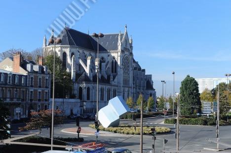 CATHEDRALE,CITY,COMMERCES,RUE,SHOPS,STATUE,STREET,STREETCAR,TRAMWAY,VILLE